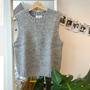 Stickad sweater vest - Stickad sweater vest/väst från & Other Stories i storlek M, helt ny med lapparna kvar. Mjuk och härlig i kvaliteten med fint stickat mönster i ärmhålen. Slutsåld på hemsidan. Material ull/alpacka.