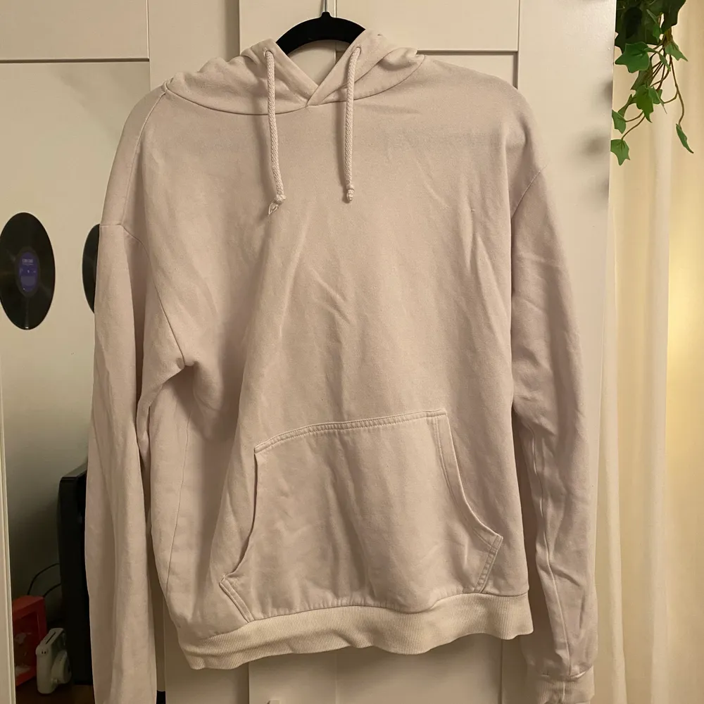 En vit hoodie från Cubus💕 Ganska använd, där av det låga priset. Hoodies.