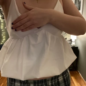 Zara  - Säljer denna toppen då den är för stor vid brösten, den är i str m men skulle säga att den är större vid bysten än vad m brukar vara. Aldrig använd. Fråga vid övriga frågor ✌🏻