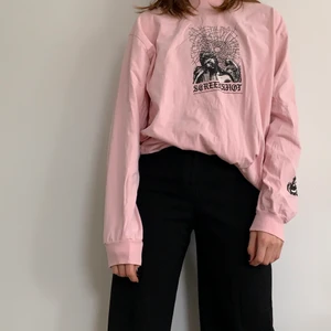 Rosa Screenshot tröja  - Cool screenshot tröja. Mycket sparsamt använd utan tydliga defekter. Jag är en xs-s i storlek. Frakt tillkommer.