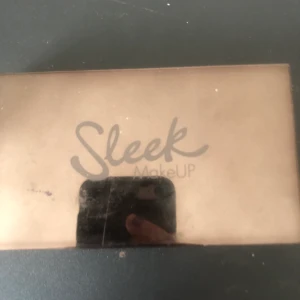 Sleek highlighter  - En jättefin highlighter palett från sleek, andrig använd. 