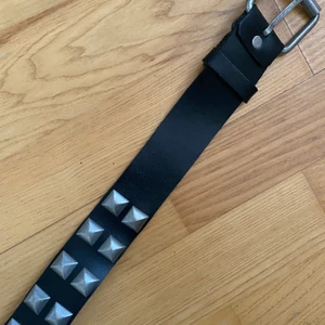 Häftigt bälte med nitar - Så snyggt skärp eller bälte med nitar! Högsta bud atm - 100kr.