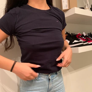 Tommy Hilfiger T-shirt - Marinblå Tommy T-shirt, använd 1 gång då den e lite tajt. Köparen står för frakt💗