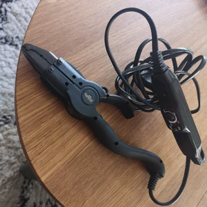 Rapunzel keratintång - Professionell värmetång för keratin slingor. Jätte bra att ha hemma så slipper man springa till salongen hela tiden. För vi alla vet juh att det lossnar slingor lite här å var. Har ingen användning för den i med att jag ej har löshår längre. Men detta har varit min räddning i nöden. 