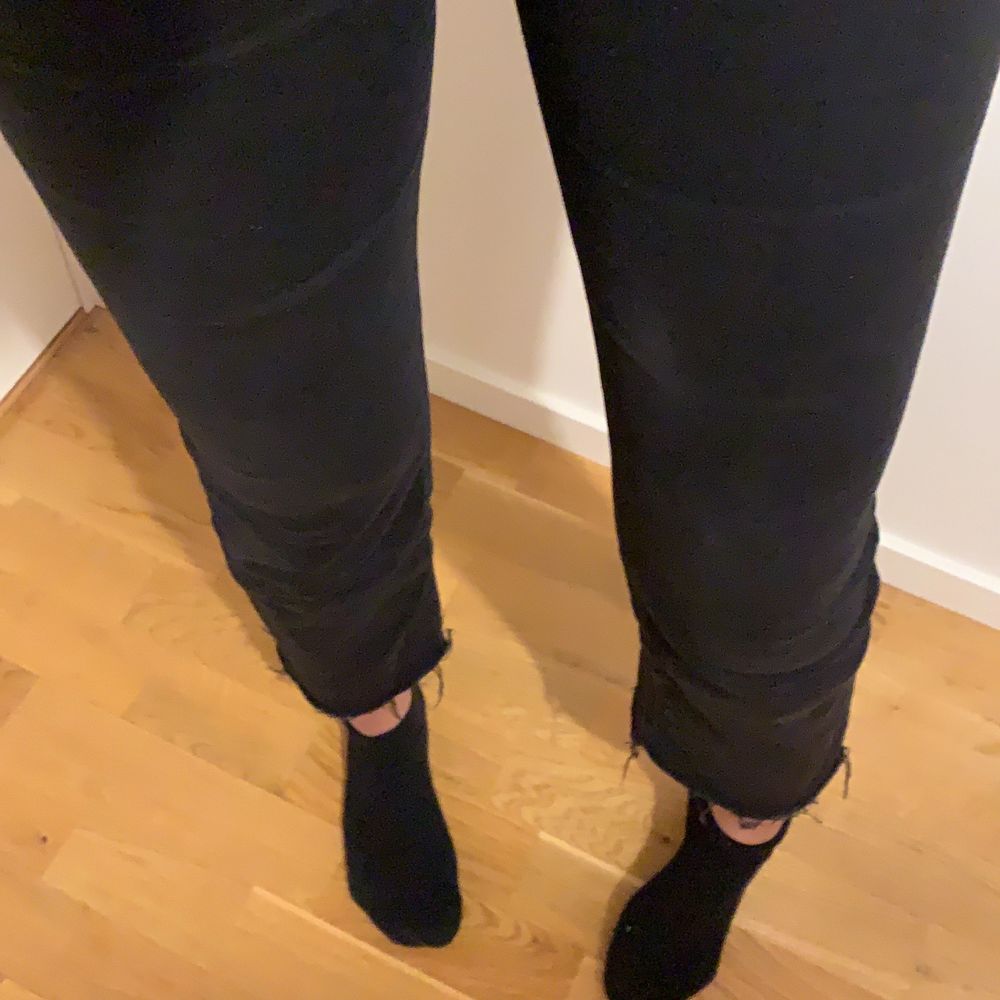 Jättefina svarta kickflare jeans från pull&bear. Använts en del men frf fint skick, färgen kanske bara blivit borttvättad lite men personligen tycker jag det är snyggare då! Enda ”dåliga” är att det finns en liten enkel vit fläck på vänstra låret, det syns dock knappt och jag har fortsatt använda byxorna trots ”fläcken”. Jag är 165cm och brukar använda 34/36.. Jeans & Byxor.