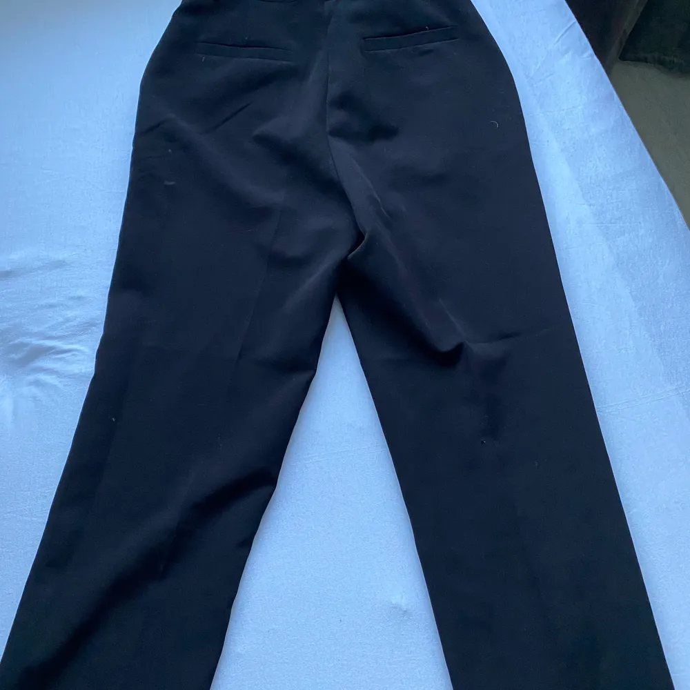 Svarta kostymbyxor från NAKD i storlek xs. Kostymer.