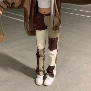 Trendiga jeans! - INTRESSEKOLL. Första bilden är lånad. Tänker sälja dessa trendiga jeans. Köpta för 825kr, börjar budet med 300kr. Buda privat! Skriv till mig om du har några frågor eller är intresserad! :) Kolla gärna in mina andra plagg jag säljer! HÖGSTA BUD: 450kr