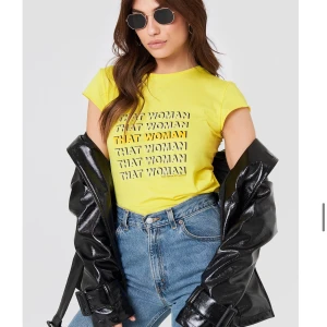 Gul t- shirt - En as cool t-shirt som är gul med ett tryck på!💛💛💛💛