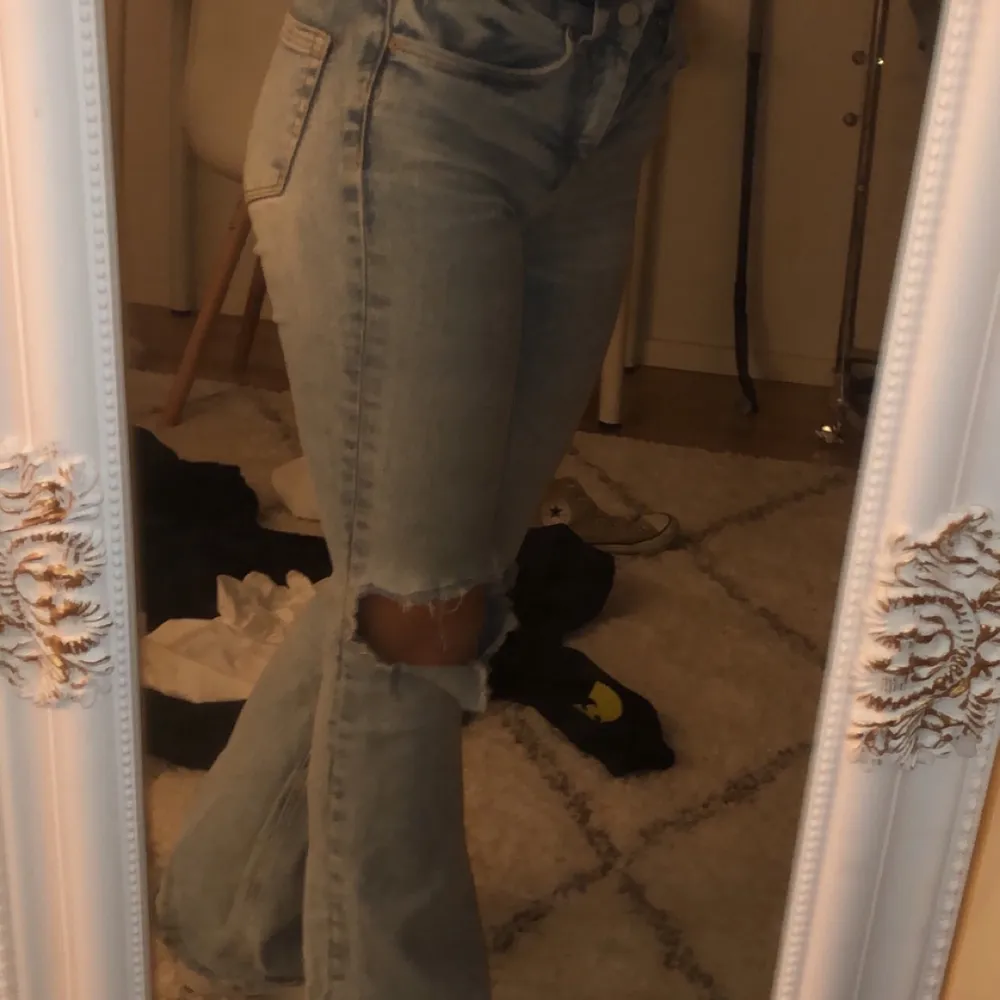Blå jeans med hål🦋✨. Jeans & Byxor.