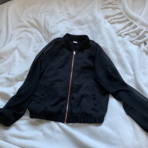 Mesh kofta - En kofta i mesh som inte använts många gånger och som nu blivit för liten för mig. Är för kort i armarna för mig och jag är 164 cm lång.