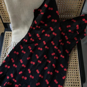 Nasty Gal Klänning - Sjukt söt klänning från Nasty Gal. Nyskick. Frakt ingår i priset 🍒