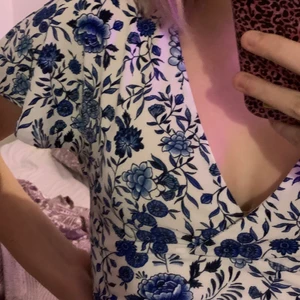 Blommig topp - Blommig topp, sällan använd. St xs men skulle mer säga som en S/M 