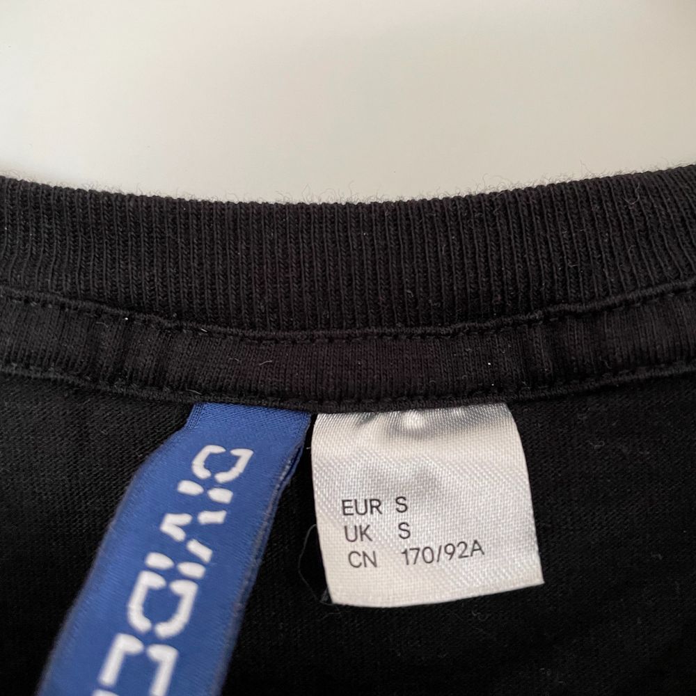 Jätte cool svart t-shirt med vitt tryck på baksidan och liten text på framsidan, där det står ”lucky”😛 Köpt på H&M och bara använd en gång så super skick, finns heller ej att köpa längre! Den är i storlek S, men skulle säga att den är lite oversized på S och sitter bra på M också☺️ Kontakta vid frågor, fler bilder eller om du vill köpa! Köparen står för frakten!. T-shirts.