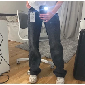 Full length st:38 - {första bilden e lånad} säljer dessa snygga och helt utsålda jeans köpt här på Plick från zara🤎, de är mid rise så alltså medelhög midja💗 långa ben och det är raw cut så man kan klippa dem om det är för långa