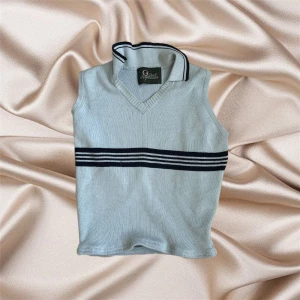 Stickad väst - Blå stickad väst som är croppad😍