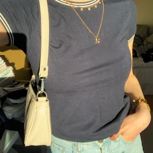 marinblå t-shirt  - Jättefin marinblå t-shirt från forever 21. Nyskick i storlek S! Skicka privat vid intresse ! 😙