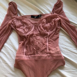 Spetsbody - söt & sexig body i spets!! romantisk, söt, helt perfekt. Strl 36 så funkar bäst för xs/s. säljer pga kommer inte till användning. har en liiiiiiiten liten prick på sig som jag inte lyckats få bort som man ser längre ner på bilden. inget man lägger märke till, speciellt inte om man har kjol/byxor till💘vid fler intresserade: budgivning