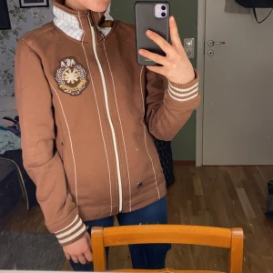 HV POLO tröja i storlek M - En brun HV POLO tröja med detaljer. Använd men i bra skick.