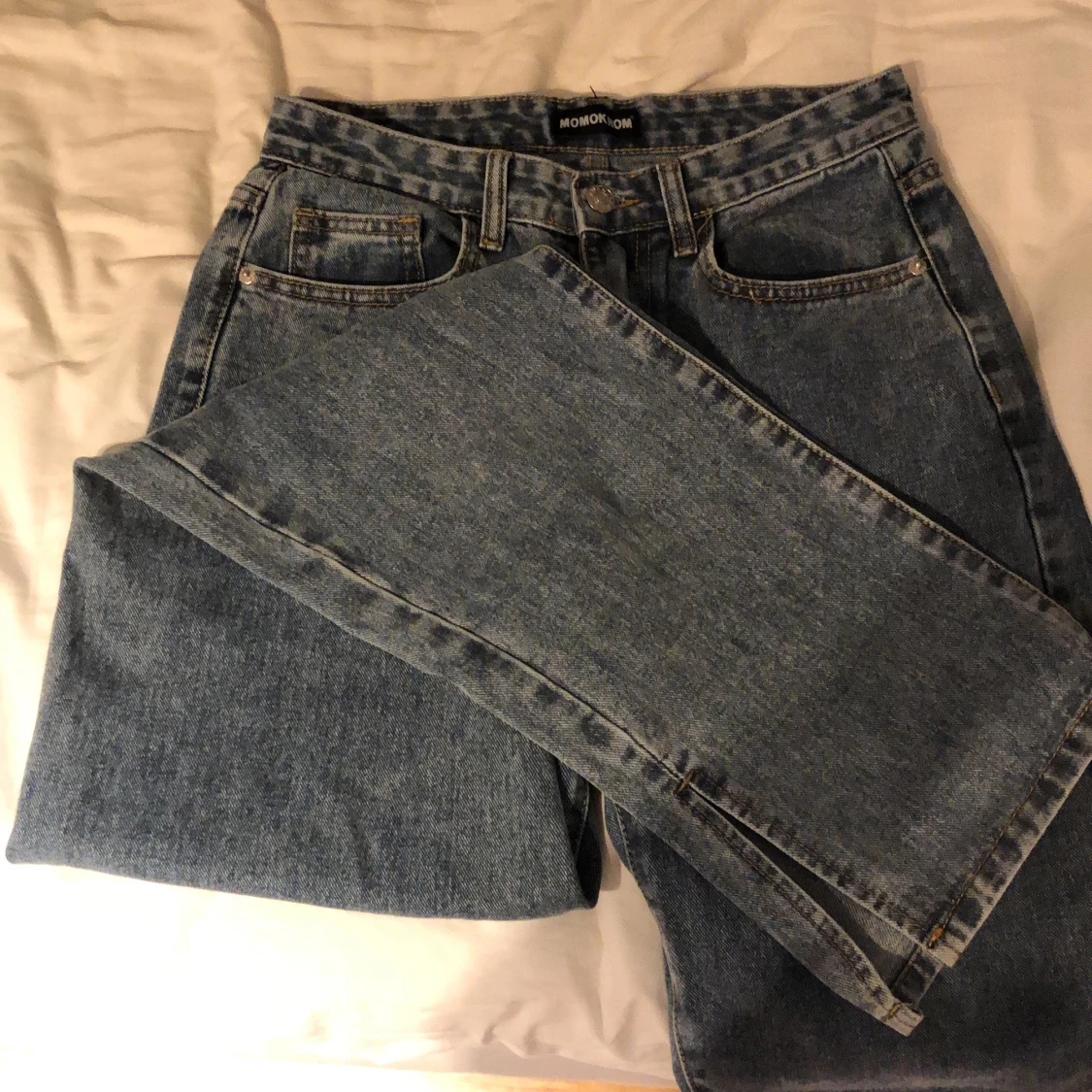 Blåa jeans med slits