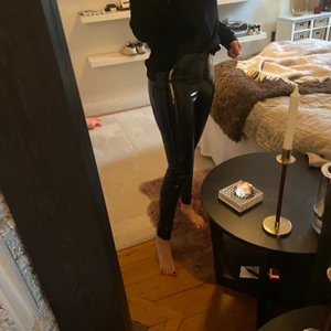 Lackbyxor  - Lackbyxor med hög midja från ett märke i London. Spårbar frakt tillkommer - 66kr😊