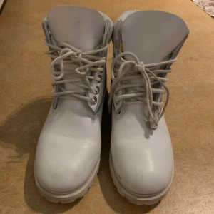 Timberland 6inch-premium boots kängor Vita - Supersnygga äkta Timberland dam kängor i modellen womans 6-inch premium och i ovanliga färgen vit. Storlek 36 och W5 1/2 US (w5,5)  I fint skick, knappt använda pga för liten storlek, inte använts av mig och köptes begagnat i fint skick för några få år sedan, men bara legat i klädkammaren senaste åren då jag använt andra kängor i rätt storlek istället, har dessa inte kommit till användning och får nu göra någon annan lycklig istället!   Nypris: 2000:- ligger de på i butik nu: 200:- eller bud!