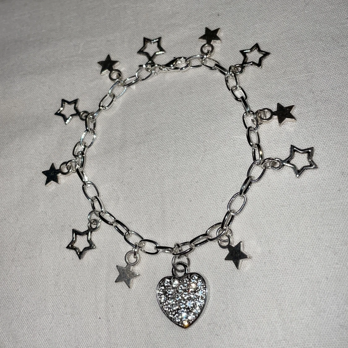 Armband med berlocker