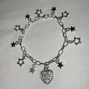 Armband med berlocker - Armband med berlocker. Inte äkta silver. Frakt på 12kr tillkommer. 💕