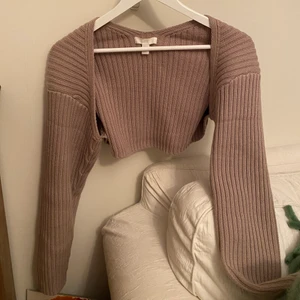 Beige bolero - Strl xs, använd en gång men galj-snörena är avklippta. 66kr frakt om man vill ha spårbart. Säljer den beiga! Buda i kommentarerna om många är intresserade (bara om du ska köpa), höj med minst 50kr!) Högst just nu: 250kr