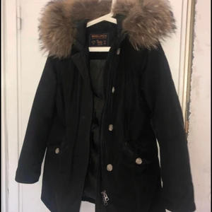 Woolrich - Sparsamt använd, köptes 2018. Väldigt bra kvalite utan några slitningar. Endast hängt i garderoben dom senaste vintrarna. Modellen är Arctic parka. 