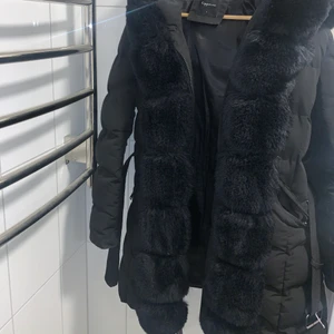 M/L - Hej , jag har den här jätte fint jacka som ska sälja , köpte den förre året och använt ett halv vinter , storlek är L men jag har själv storlek M och den är perfekt på mig . L/M . Pris är 1500kr , pris går och diskutera vid snabbaffär, finns i Göteborg och kan frakta.