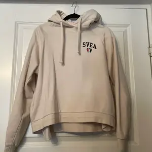 Säljer denna väldigt sparsamt använda hoodie från Svea. Den är i färgen beige och på bild 2 ser man att den ha fickor. Den är köpt från en Svea butik och kommer jag ihåg rätt kostade den runt 300kr (nedsatt). 