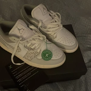 Helt nya Jordan 1 elephant  - Storlek 42, köpta för 3500 säljer för 2800.