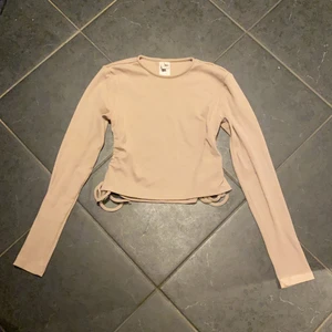 Långärmad tröja - Säljer denna långärmade tröja från Nelly med knytning på sidorna i strl S. Använd en enda gång. Hör av dig om du är intresserad💕💕