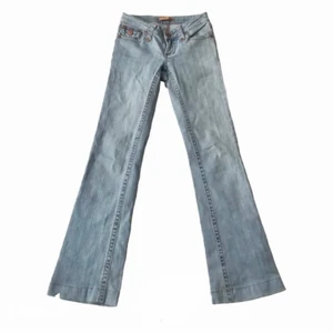 Lågmidjade jeans)  -  lågmidjade vintage  jeans med snygga fickor i storlek 24. Midjemått : 74cm. Innerbenslängd: 71cm🌷 (glöm inte att läsa våran bio, inga returer samt att om packetet kommer bort är det postens slarv står vi inte för det)  säljer till högst bjudande) (bud på 270)