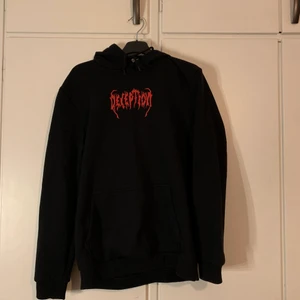 hoodie  - en svart hoodie med röda detaljer på fram och baksida skit snygg och i bra sick st S