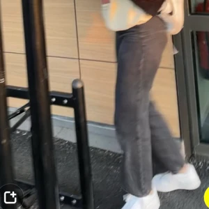 Svarta jeans - Jätte dåliga bilder men går att be om fler vid intresse. Men säljer dessa jeans från nakd då dom inte kommer till användning längre dom är i storlek 38 säljer för 190kr+frakt💕