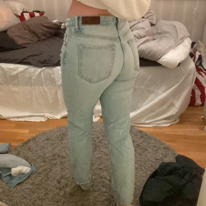 boyfriend jeans 28 - fint skick, använt lite pga av försmå för mig 