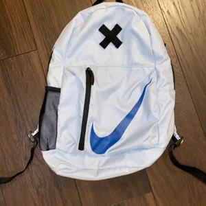 Nike ryggsäck i nyskick! - Superfin ryggsäck från Nike som inte kommer till användning! Som ny!  Ljusblå färg med blått märke och fina fickor! Rymmare ca 20l