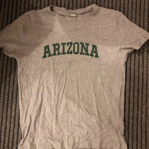 T shirt - Grå T-shirt köpt på laget 157! Man ser på andra bilder hur den sitter på mig som är en s. Skulle säga att den är oversize på mig. Köparen står för frakten. Kontakta via intresse eller frågor.