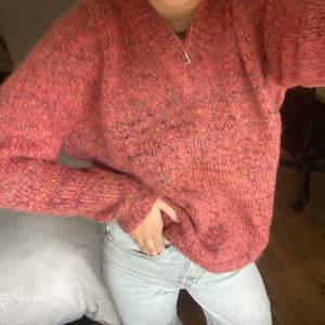 Super snygg stickad tröja i en underbar gammel rosa färg🤍 storlek oklar då dem köptes second hand som egen stickad. passar mig som bär S🤍