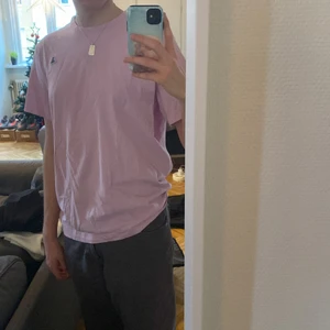 Weekday T-shirt  - Condition: 9/10, några veck från vikning bara