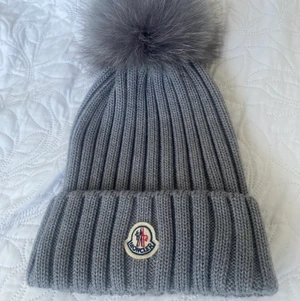 Moncler Mössa  - Säljer min moncler mössa som är köpt för 3000kr på Nk i Göteborg. Jag säljer den på grund av att jag inte har använt den. Har haft på mig den cirka 2 gånger. Så den har inte kommit till användning. (Priset kan diskuteras vid snabb köp) 