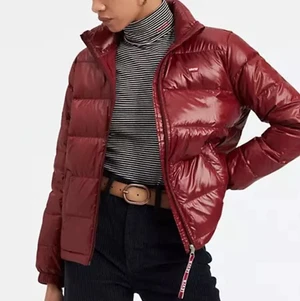 Levis Francine down jacket röd - En Levis jacka i storlek S, använd endast få antal gånger och den har inga tecken på skråmor. Säljer denna för har ingen användning av den och onödigt att ha liggandes i garderoben!💕 org pris: 1300kr