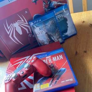 Säljer min Ps4 slim Spider-Man limited edition, 1TB, då jag bytt till Xbox och denna inte kommer till användning längre. Laddare, strömkabel, handkontroll och tre spel tillkommer: •Assassins creed odyssey  •Star wars Jedi fallen order  •Spider-Man  Konsolen är i väldigt fint skick, det är inga tecken på skador eller slitningar, detsamma gäller handkontrollen.  Köparen står för frakt. Säljes i befintligt skick. Skulle upphämtning ske ska det tas hänsyn till den pågående pandemin.