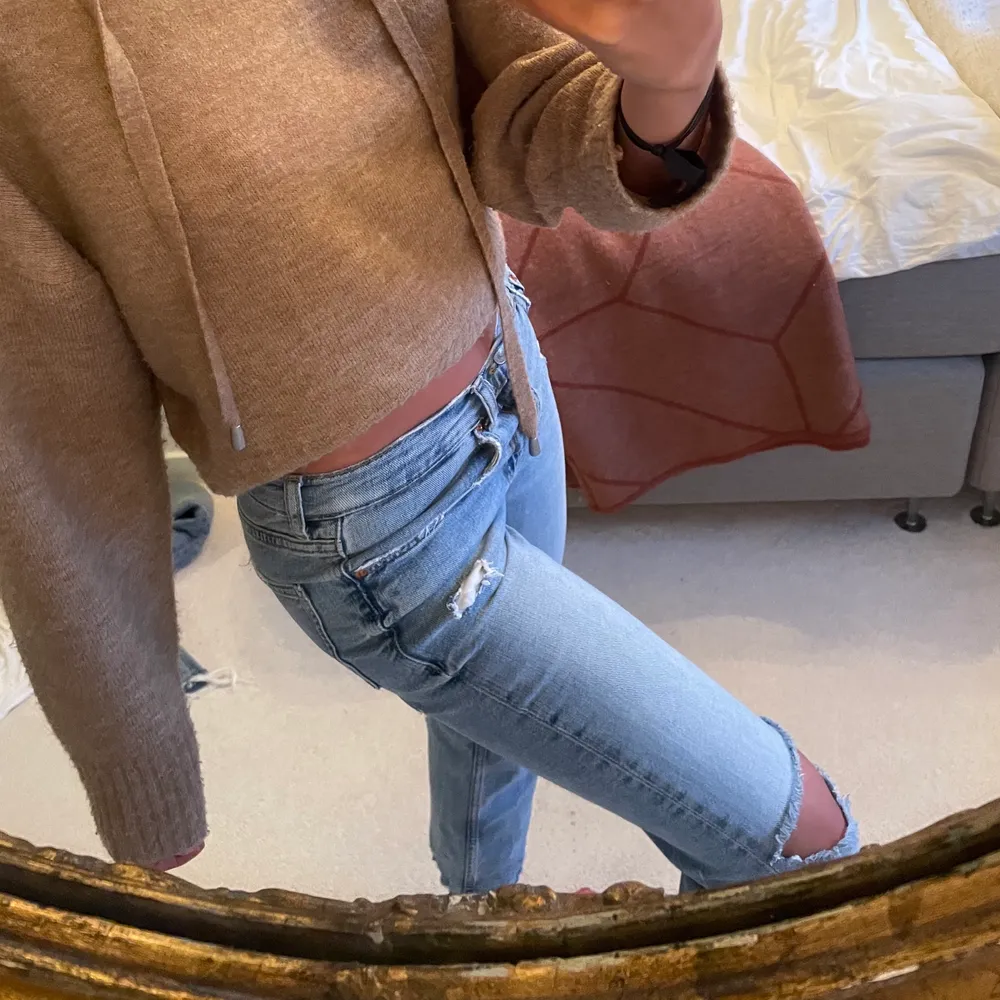 Ett par coola jeans med slitningar från Zara! Sjukt snygg tvätt också. Jeans & Byxor.