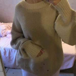 Stickad tröja  - Ljus brun / beige stickad tröja , ganska oversized , aldrig använd , köpt för 250 kr i lager 157 