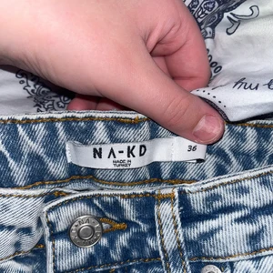 Na-kd jeans st 36!! - Super snygga OANVÄNDA nakd jeans som jag aldrig använda tyvär var dom Aledes för stora för mig och det är därför jag säljer dom. Dom är ljusblåa och Dom är också utsvängda. Köp direkt för 100kr