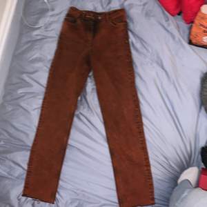 Rostfärgade jeans från Asos, 24 i bredd och 36 i längd men är ankellånga så skulle nog vara hellånga på någon under 170. Skitcool färg & typ, inte använda mycket alls. Straight modell. 