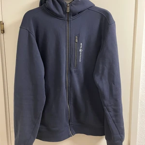 Sail Racing hoodie  - Fin Sail Racing hoodie i storlek XL små teckna på andvändnign men inget som stör.  Nypris 1100kr säljer för 300kr köpare står för frakten 