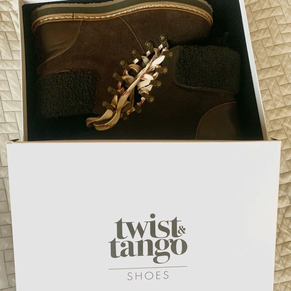 Säljer dessa oandvända fodrade Twist & Tango vinter skor i läder pga för små för mig. Original pris: 950kr. Säljer de för 300kr exklusive frakt men om det är fler intresserade säljs de till personen som är villig att betala mest pengar. De kan hämtas upp i Stockholms innerstad eller skickas på posten för 79kr.. Skor.